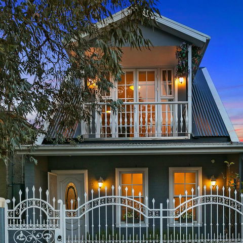 4 Ensuite Chelsea Villa CBD-Airport - Holiday Find 3