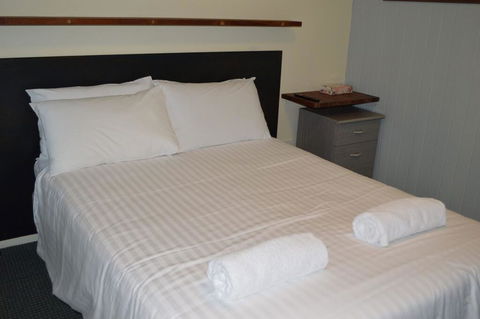 4 Lakeview Plaza - Holiday Find 0