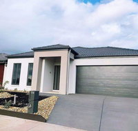 4Bed 2Bath Cozy Guesthouse in Tarneit - Holiday Find