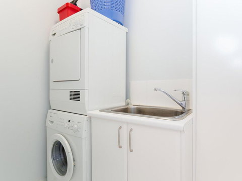 5 'The Outlook', 4 Ocean Parade - Overlooking Boat Harbour Beach And Ducted Air Conditioning - Holiday Find 1