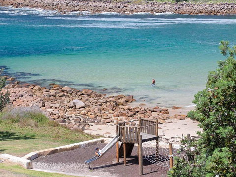 5 'The Outlook', 4 Ocean Parade - Overlooking Boat Harbour Beach And Ducted Air Conditioning - Holiday Find 3