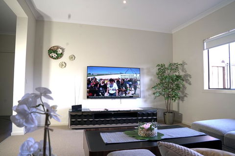 6 Bedrooms Contemporary Big House At Pakenhem - Holiday Find 3