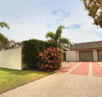 6 Petrie Ave Marcoola Pet Friendly Linen supplied - Holiday Find