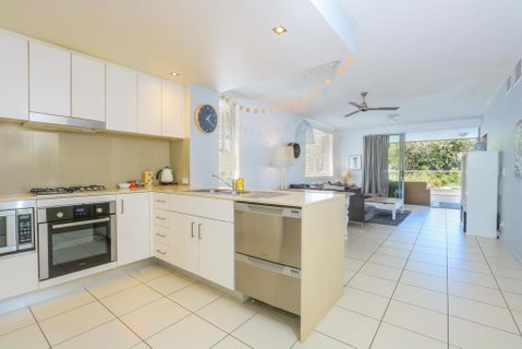 A Deluxe Swim Up - Drift Apartments South - Holiday Find 2