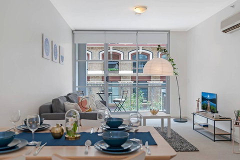 A Modern & Stylish Studio Near Darling Harbour - Holiday Find 0