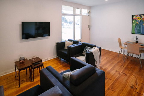 A Wave Away @ Glenelg Cosy Unit Near The Beach - Holiday Find 1