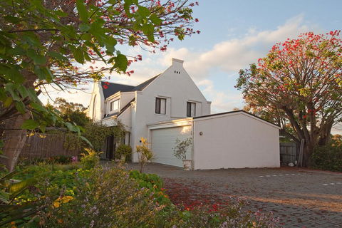 Aarn House B&B Airport Accommodation - Holiday Find 2