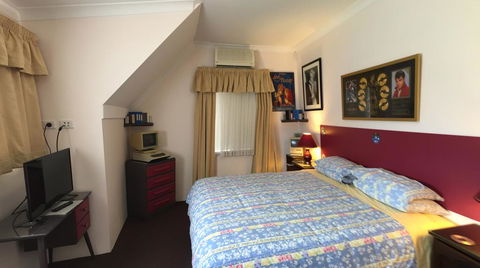 Aarn House B&B Airport Accommodation - Holiday Find 0