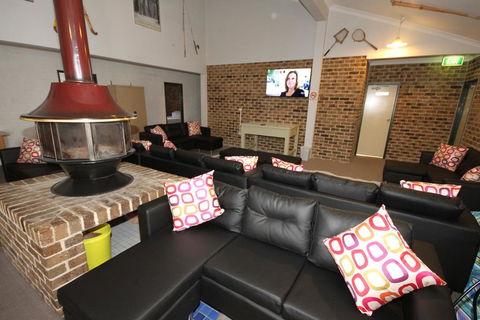 Acacia Snowy Motel - Holiday Find 1