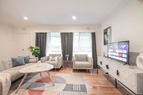 Doncaster East Garden 2br House - Holiday Find 1