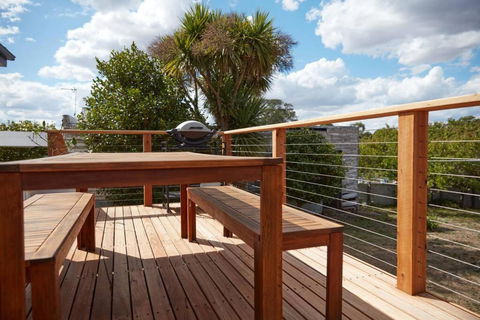 Enjoy A Renovated Retreat With Outdoor Bath - Holiday Find 1