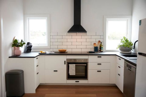 Enjoy A Renovated Retreat With Outdoor Bath - Holiday Find 3