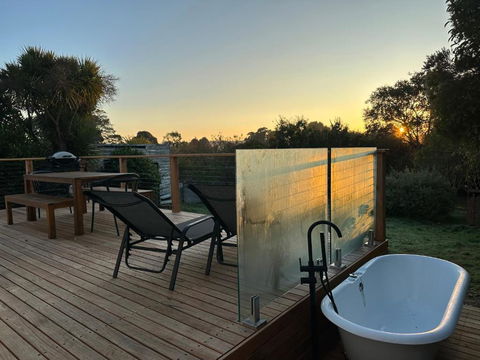 Enjoy A Renovated Retreat With Outdoor Bath - Holiday Find 0