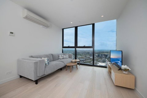 EQ Tower Modern Apartments Melbourne Central CBD - Holiday Find 3