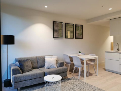 EQ Tower Modern Apartments Melbourne Central CBD - Holiday Find 2