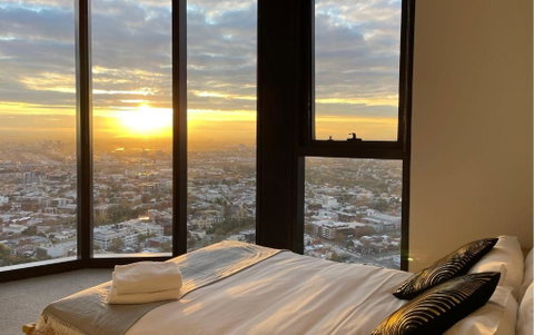 EQ Tower Modern Apartments Melbourne Central CBD - Holiday Find 4
