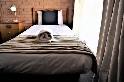 Golden Chain Aalana Motor Inn - Holiday Find 1