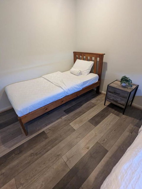 Gladstone Entire House 4 Beds 2 Baths Air-conditioned In City - Holiday Find 3