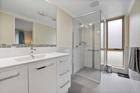 Gem On Jones - Holiday Find 3