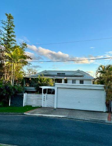 Generous 4-Bed 3-Bath Property In Seven Hills - Holiday Find 0