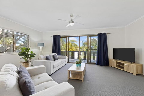 Generous Family Home With 4 Bedrooms, Pool, Pet Friendly - Holiday Find 1