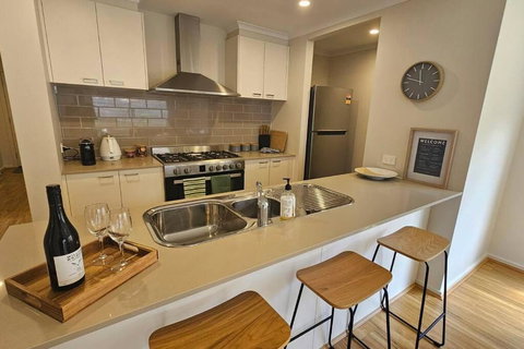 Getaway On Amaroo Way - Holiday Find 4