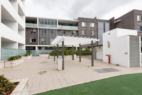 GLAD1 - Monash Rd - Gladesville - Holiday Find 1