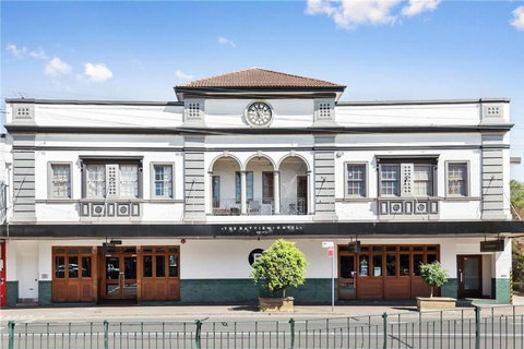 GLAD1 - Monash Rd - Gladesville - Holiday Find 2