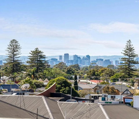 Glenelg Oasis, Pool, Gym, Spa & Sauna, Free Parking, City Views - Holiday Find 0