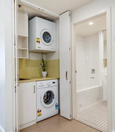 Glenelg Oasis, Pool, Gym, Spa & Sauna, Free Parking, City Views - Holiday Find 4