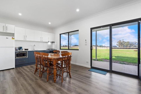 Glenowrie Cottage - 1 King 2 Singles - Near Cadia - Holiday Find 0