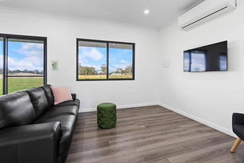 Glenowrie Cottage - 1 King 2 Singles - Near Cadia - Holiday Find 1