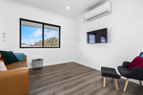 Glenowrie Cottage - 2 Queen Beds - Near Cadia - Holiday Find 4