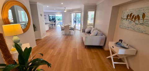 Gold Coast 6 BR House With Pool - Holiday Find 4