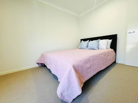 Gold Coast Family-Friendly 4BD Near Theme Park - Holiday Find 1