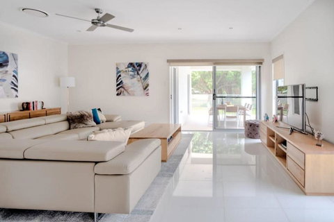 Golden Beach Family Home With Pool - Holiday Find 1