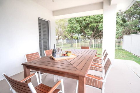 Golden Beach Family Home With Pool - Holiday Find 2