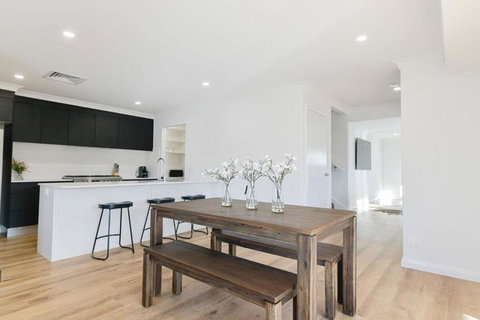 Getaway On Curran - CBD Escape, EV Plug, Firepit - Holiday Find 2