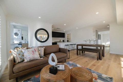 Getaway On Curran - CBD Escape, EV Plug, Firepit - Holiday Find 3