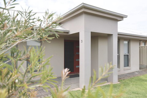 Guichen Villa 3 - Wi-Fi Pets Welcome Outside - Holiday Find 0