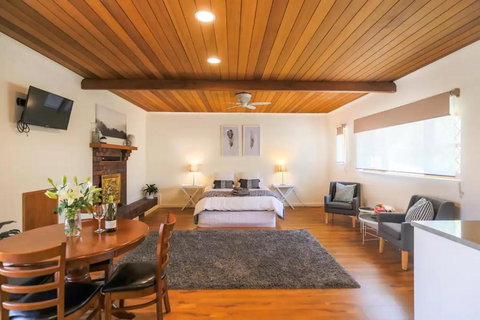 Hahndorf Lodge Pioneer Suite - Main Street Hahndorf On Site Secure Parking - Holiday Find 1