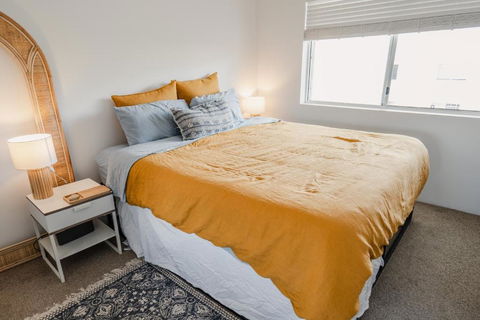 HEART OF BURLEIGH Holiday Villa - Perfect Location With Pools - Holiday Find 3