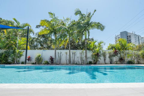 HEART OF BURLEIGH Holiday Villa - Perfect Location With Pools - Holiday Find 0