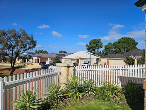 House In Ellenbrook - Holiday Find 3