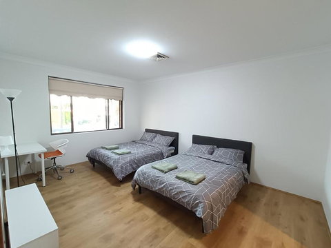 Huge Studio Room In Spacious Merrylands House M1 - Holiday Find 0