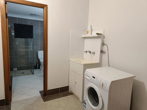 Huge Studio Room In Spacious Merrylands House M1 - Holiday Find 3