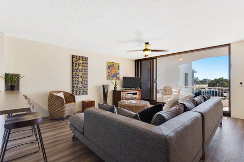 Alex Headland Beachfront - Holiday Find 1