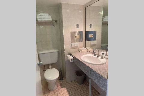 All In 500 Aud Weekly Beachfront The STRAND Studio Apartment - Holiday Find 2