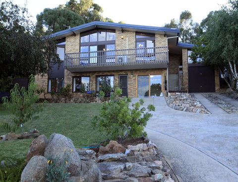 Alpine Apartment - Great Location With Views Of Lake Jindabyne - Holiday Find 0