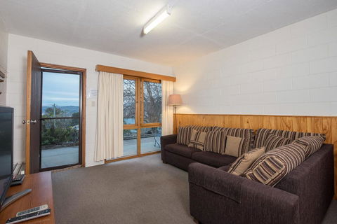 Alpine Apartment - Great Location With Views Of Lake Jindabyne - Holiday Find 1